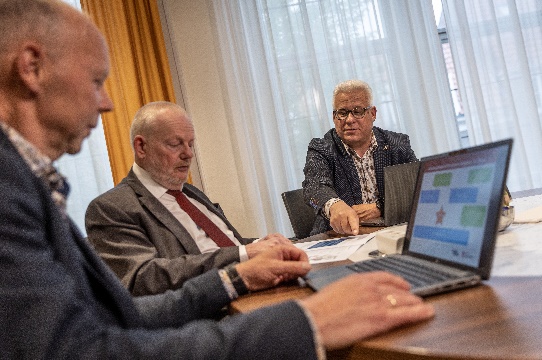 Hans Quist, Dick van der Velde en Aart Allemekinders bespreken het informatiebeleid van provincie Zeeland.